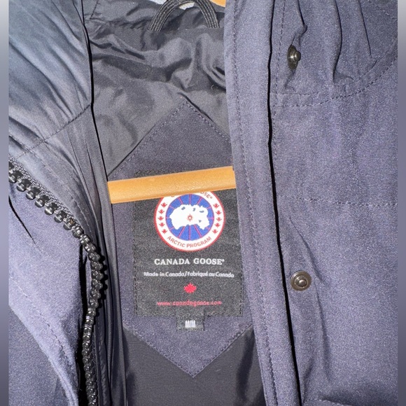 Women’s Canada Goose- medium - Picture 12 of 15